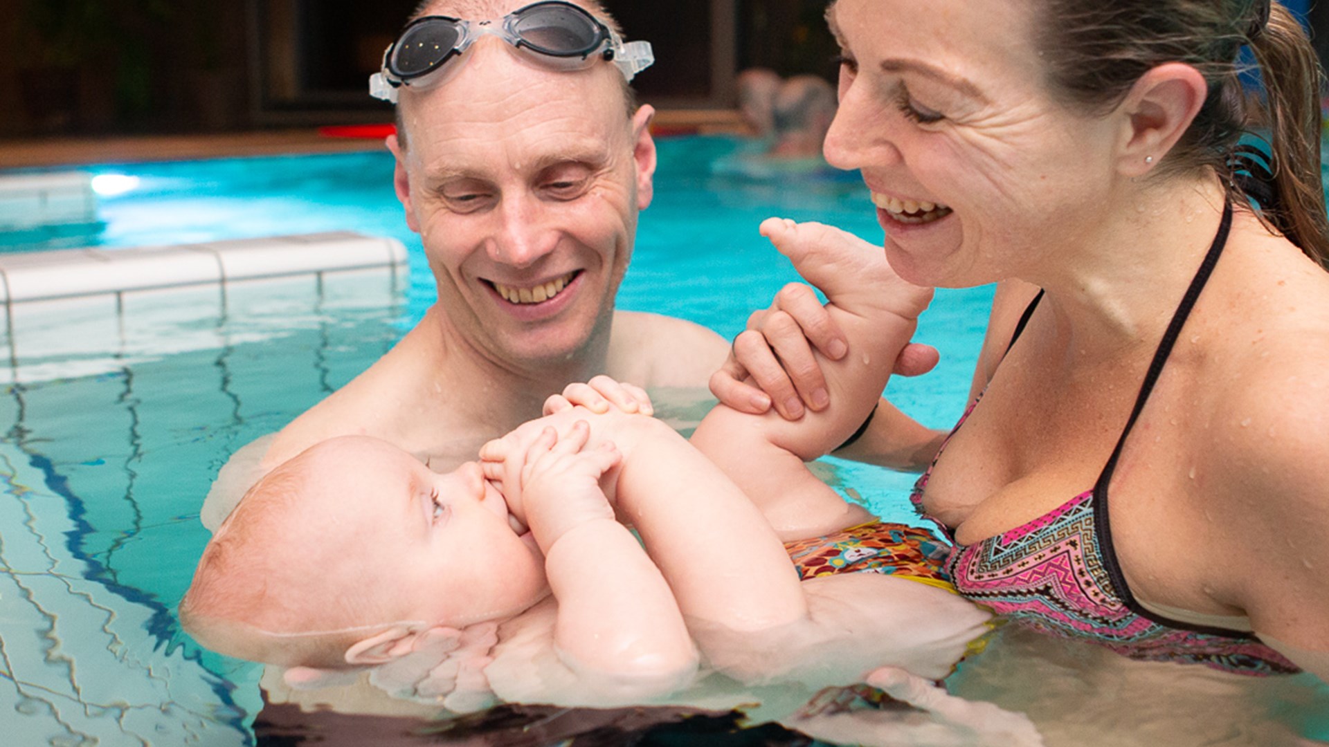 Ingunn og Jon Ola Ystgaard har med seg minstemann Eilert Aleksander på babysvømming. De mener at tidlig, og regelmessig, vanntilvenning kan hjelpe han til å bli trygg i vannet.Foto: Aina Regina